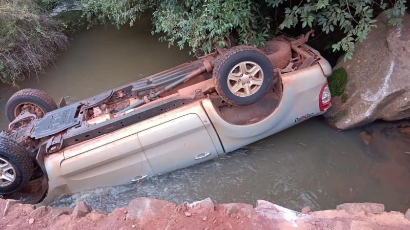 Caminhonete capota e cai dentro de rio em Guaíra Jornal do Oeste