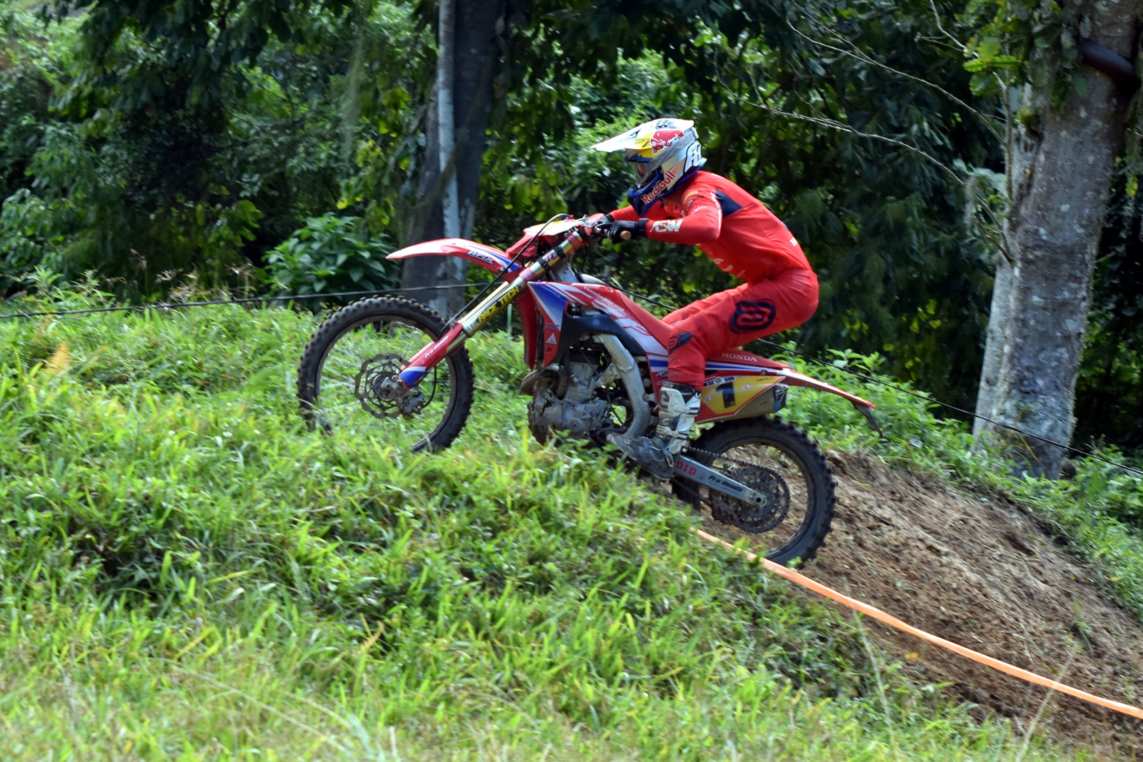 DISPUTAS ELETRIZANTES MARCAM A SEMIFINAL DO BRASILEIRO DE ENDURO