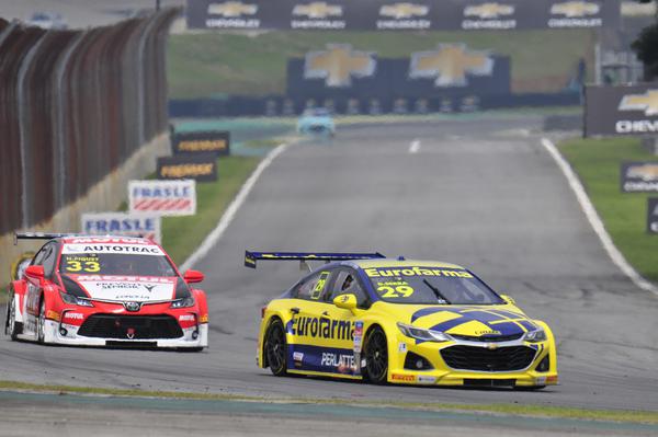 Piquet quer vitória para entrar na disputa do título da Stock Car