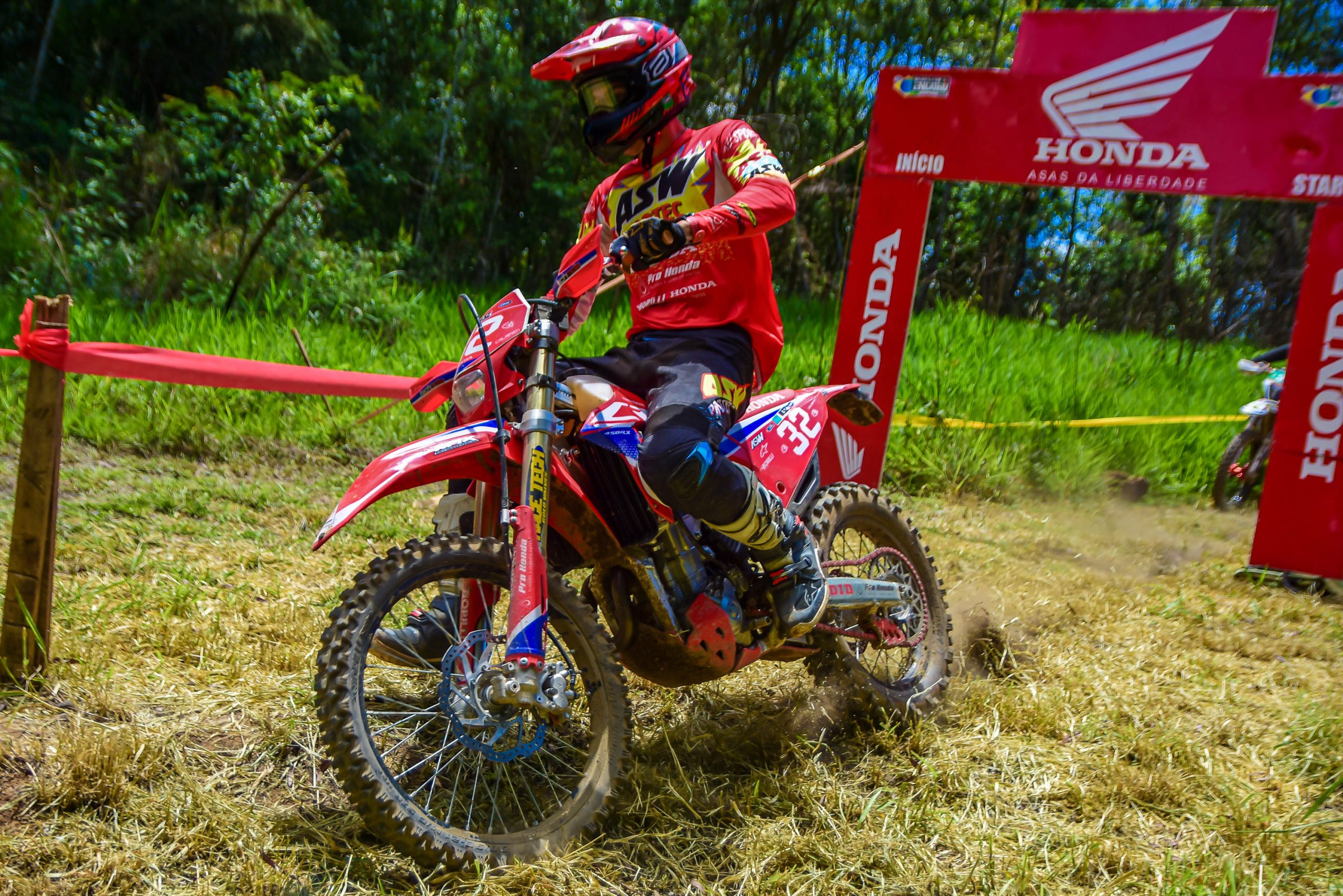 Vídeo Pilotos de Motocross nas Trilhas de Santa Catarina com