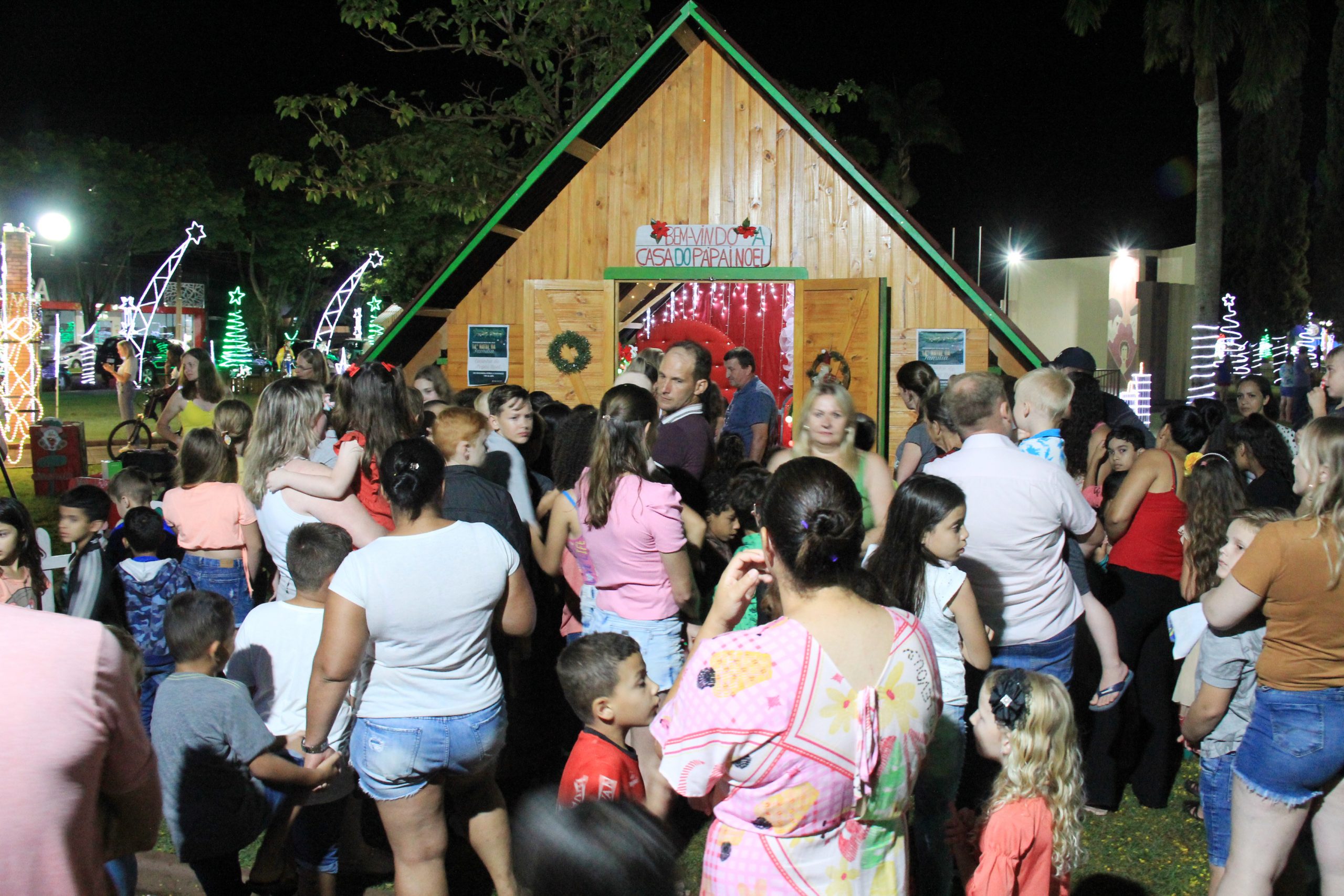 Chegada do Papai Noel encanta crianças e famílias de Nova Santa Rosa –  Jornal do Oeste
