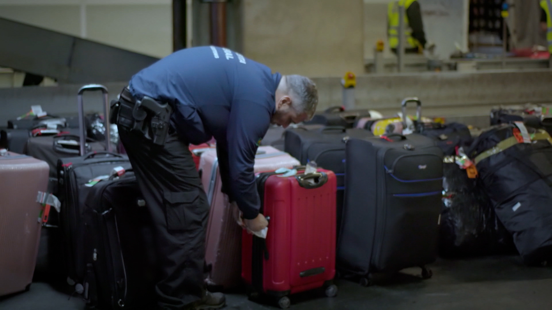 Aeroporto: Área Restrita': agente da Polícia Federal que aparece em série  de Tv é suspeito de integrar esquema de contrabando de ouro - Portal OZK