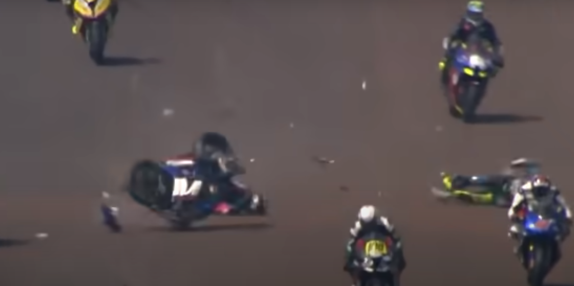 Acidente durante corrida de moto deixa dois pilotos mortos