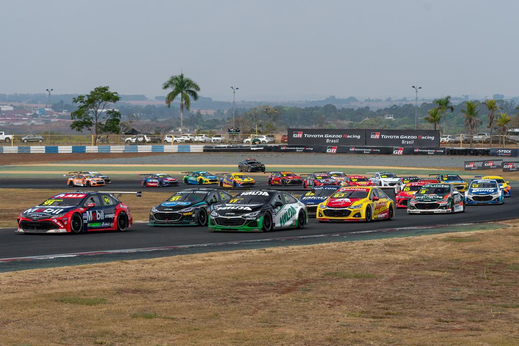 Carros e Corridas Pilotos da Full Time Sports têm desempenhos distintos em  Curitiba - Carros e Corridas