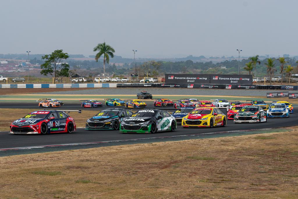 Carros e Corridas Julio Campos é o terceiro maior pontuador da etapa de  Curitiba da Stock Car - Carros e Corridas