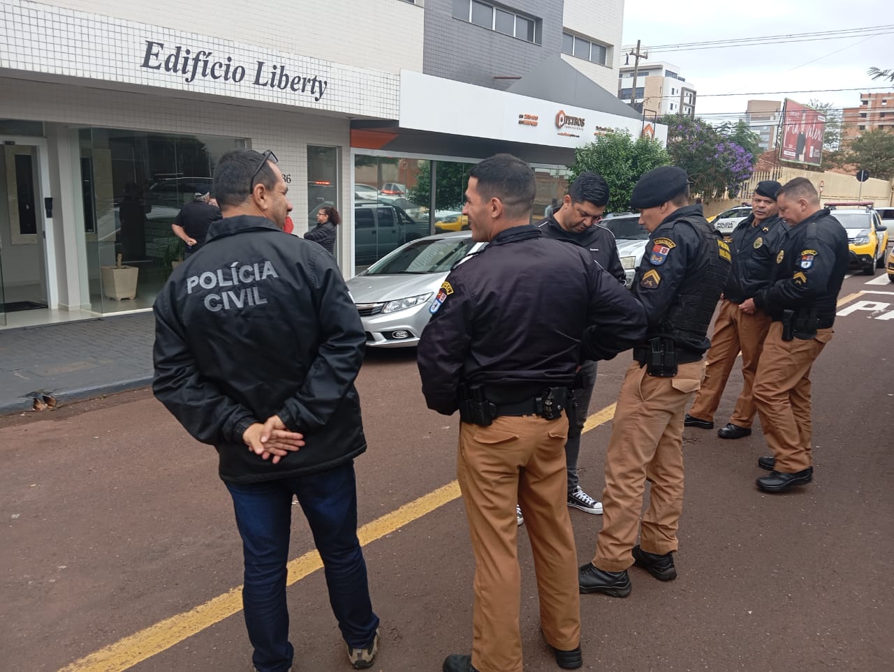 Homem é detido pela Polícia, suspeito de jogar jovem de prédio