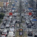 Trânsito carros ruas de curitiba com movimento intenso de carros congestionamento nas ruas do centro de Curitiba IPVA licenciamento