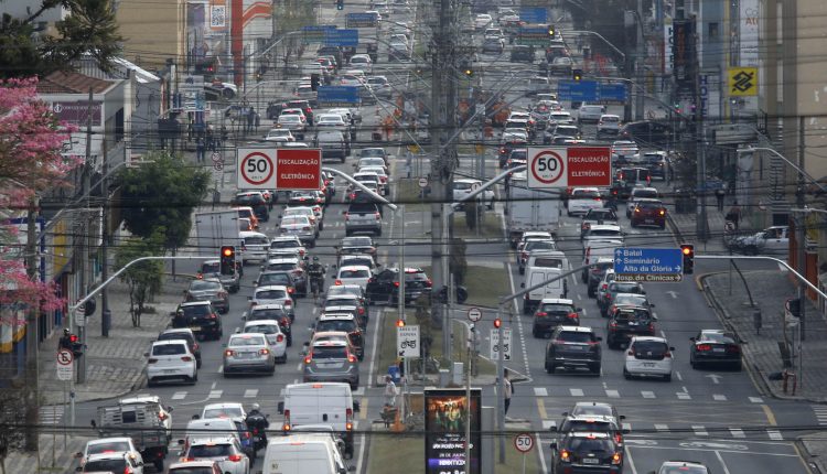 Trânsito carros ruas de curitiba com movimento intenso de carros congestionamento nas ruas do centro de Curitiba IPVA licenciamento