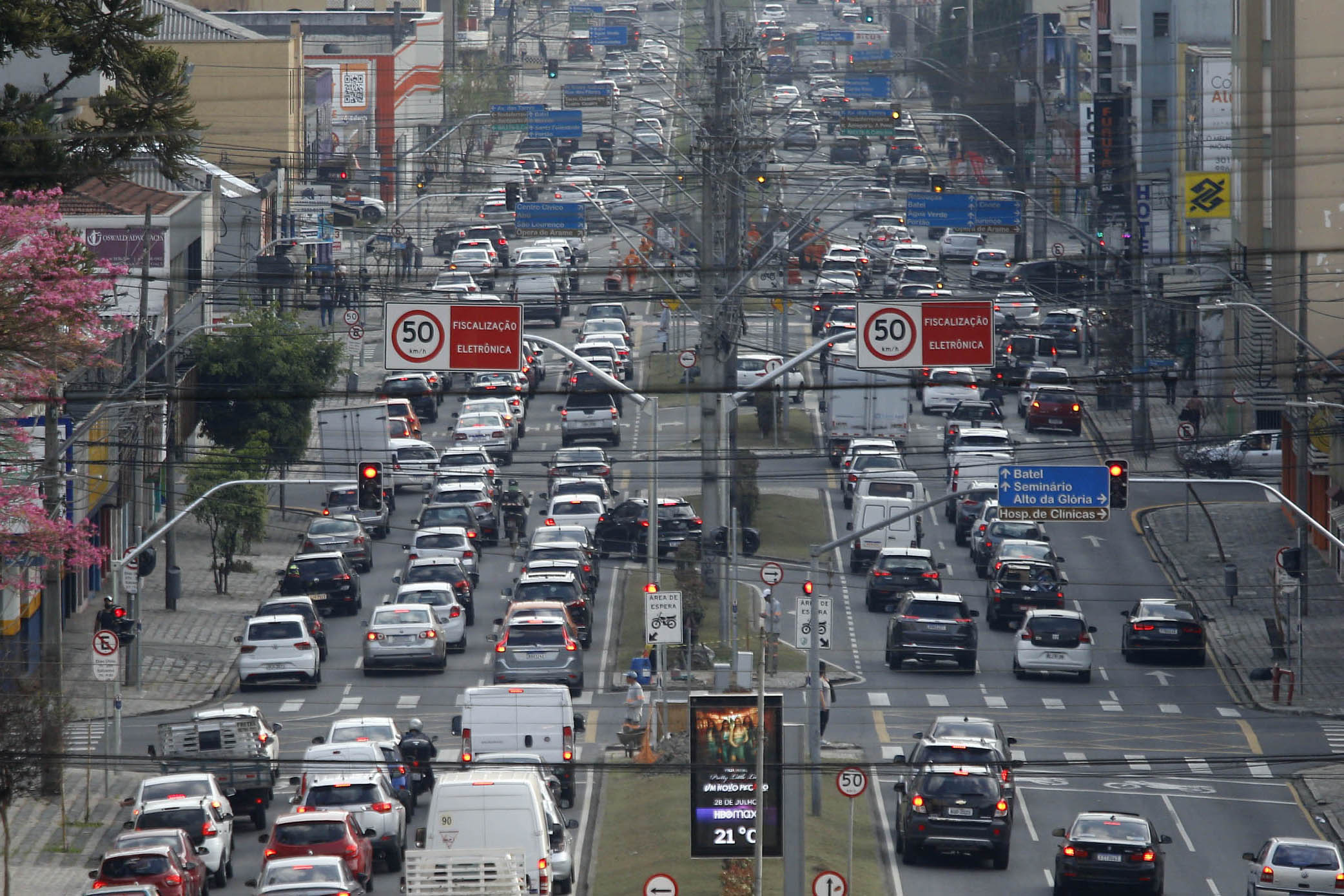 Trânsito carros ruas de curitiba com movimento intenso de carros congestionamento nas ruas do centro de Curitiba IPVA licenciamento