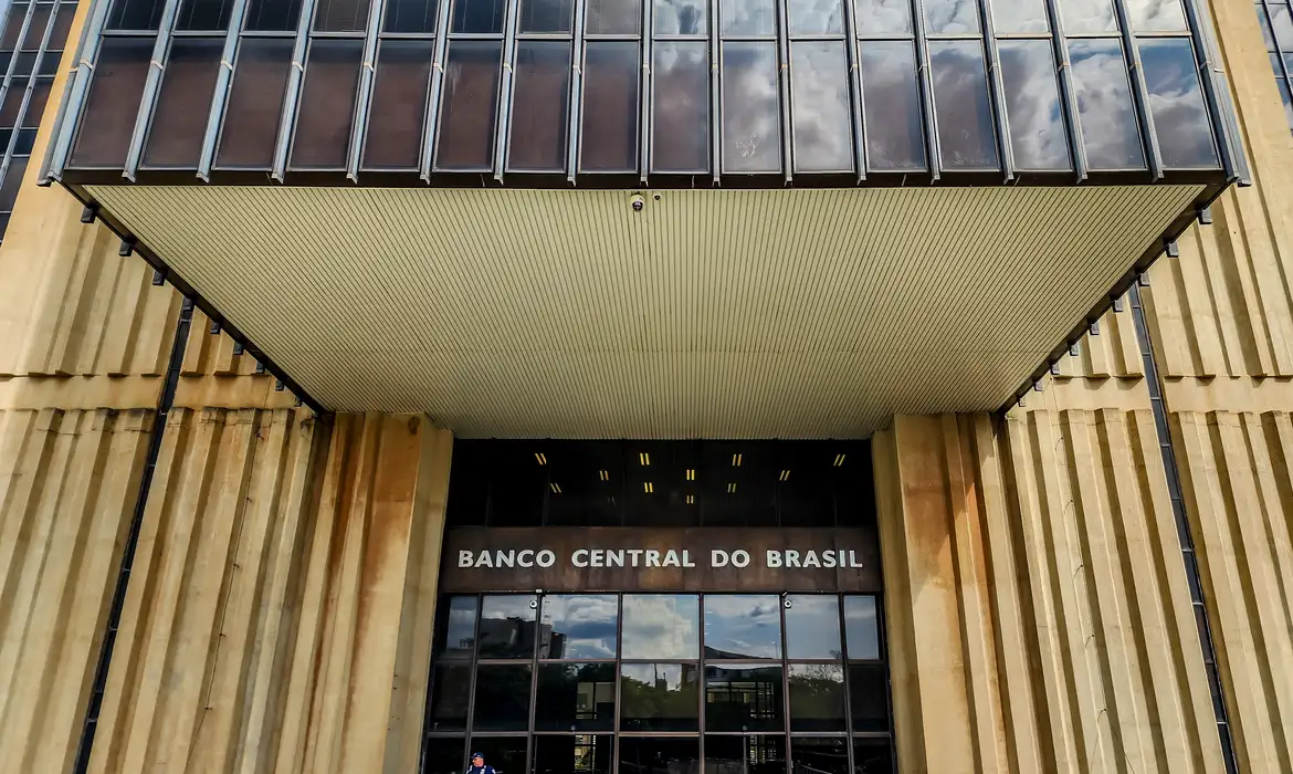 Mercado financeiro estima inflação de 4,99% em 2025, prevê BC  