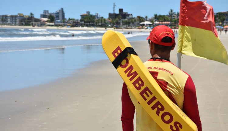 Corpo de bombeiros militar no litoral paranaense.