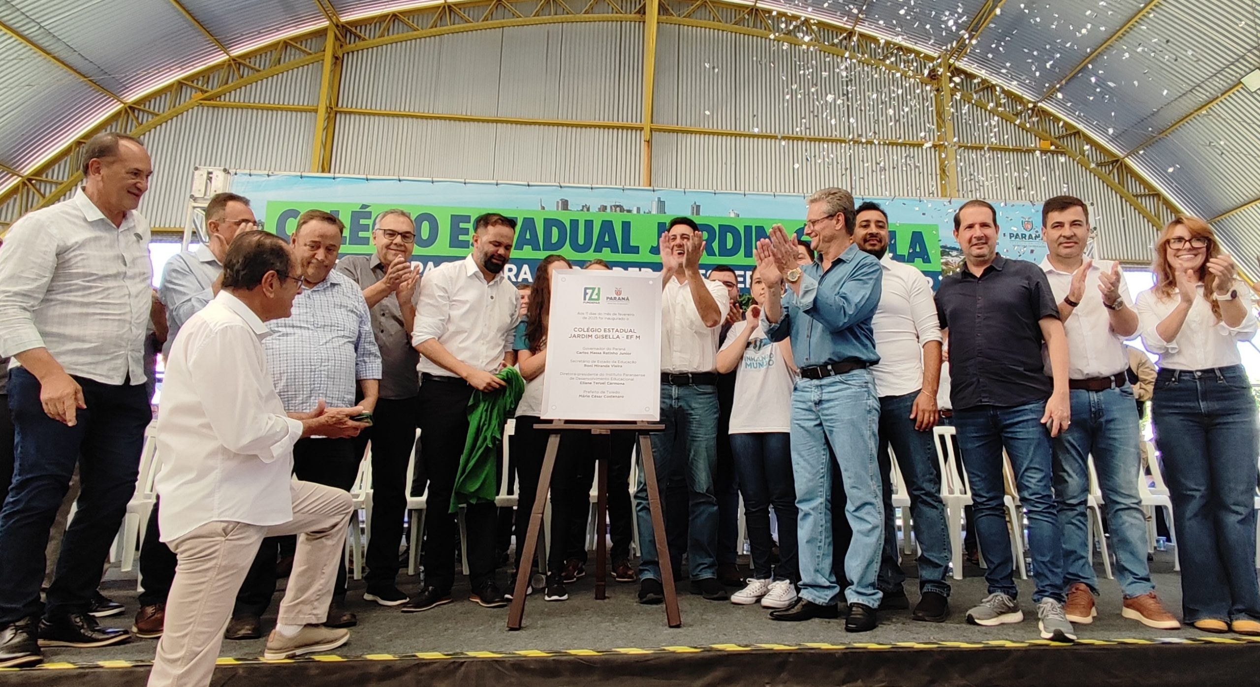 Legenda: A comunidade escolar celebra a inauguração do Colégio Estadual Jardim Gisella. Crédito: Janaí Vieira