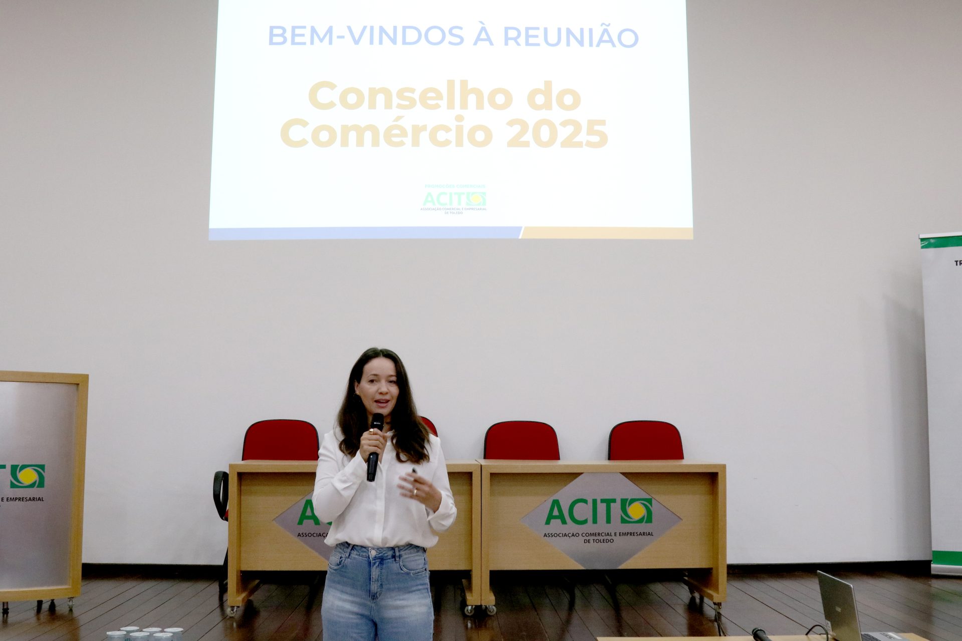 O encontro foi conduzido pela vice-presidente de Comércio e Serviços, Daiany Carulli. Crédito: Acit