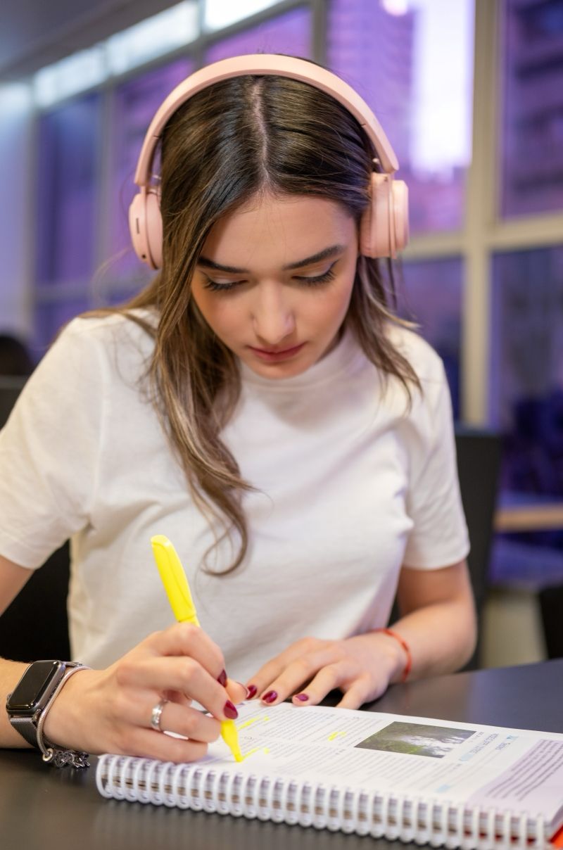 Já são centenas de estudantes de mais de 200 municípios brasileiros que estão estudando à distância, de forma online, com aulas transmitidas pelo Curso Positivo, ao vivo diretamente de Curitiba e Joinville, e se preparando para os vestibulares com mais tranquilidade e menor custo das mensalidades escolares. Um benefício que o Positivo traz para todo o Paraná e o Brasil com muito investimento em tecnologia, produção e, principalmente, nos seus professores. Créditos: Divulgação