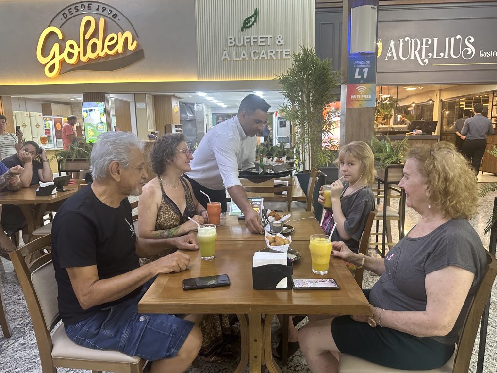 A prática atrai clientes para bares e restaurantes em dias e horários alternados, aumentando as vendas e gerando empregos.
Crédito: Franciele Mota