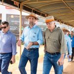 Edição de 2024 do Show Rural Coopavel. Da esquerda para direita, Irineu Colombo, diretor-superintendente do Itaipu Parquetec; Enio Verri, diretor-geral brasileiro de Itaipu; e Carlos Carboni, diretor de Coordenação de Itaipu. Foto: Sara Cheida/Itaipu Binacional.