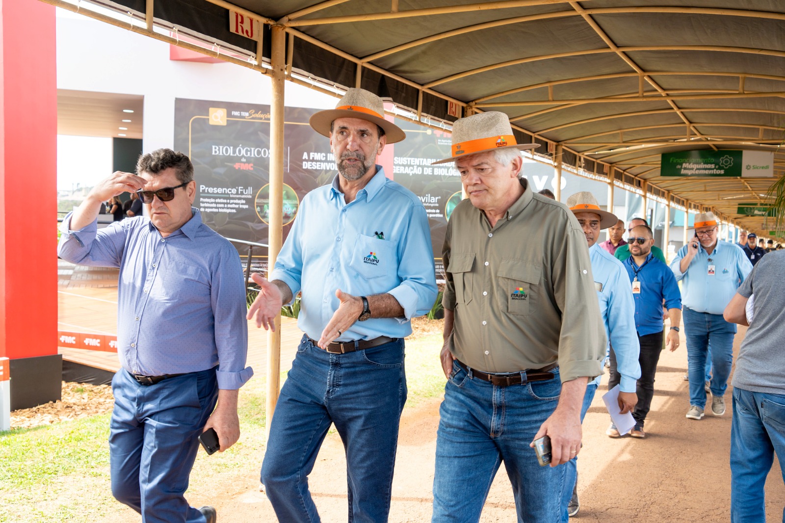 Edição de 2024 do Show Rural Coopavel. Da esquerda para direita, Irineu Colombo, diretor-superintendente do Itaipu Parquetec; Enio Verri, diretor-geral brasileiro de Itaipu; e Carlos Carboni, diretor de Coordenação de Itaipu. Foto: Sara Cheida/Itaipu Binacional.