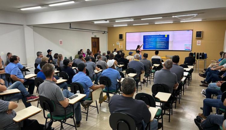 Aproximadamente 60 profissionais participaram de reunião que tratou de legislação e obrigações de todas as partes do sistema de transporte escolar