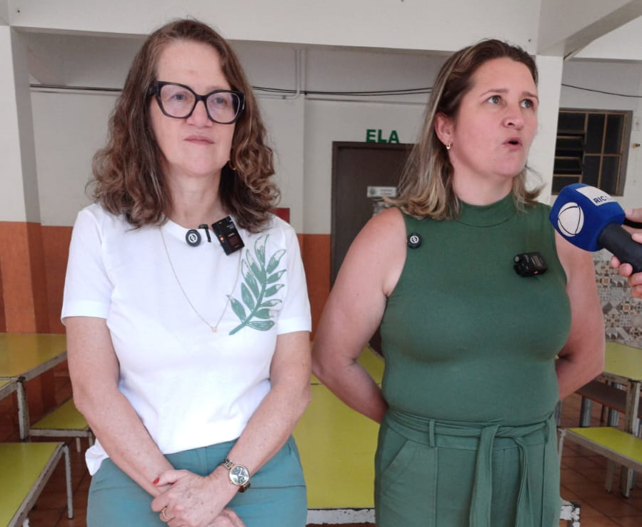 Secretária da Educação Janice Salvador e a diretora da Escola Municipal João Carlos Treis, Cassandra Kreozei