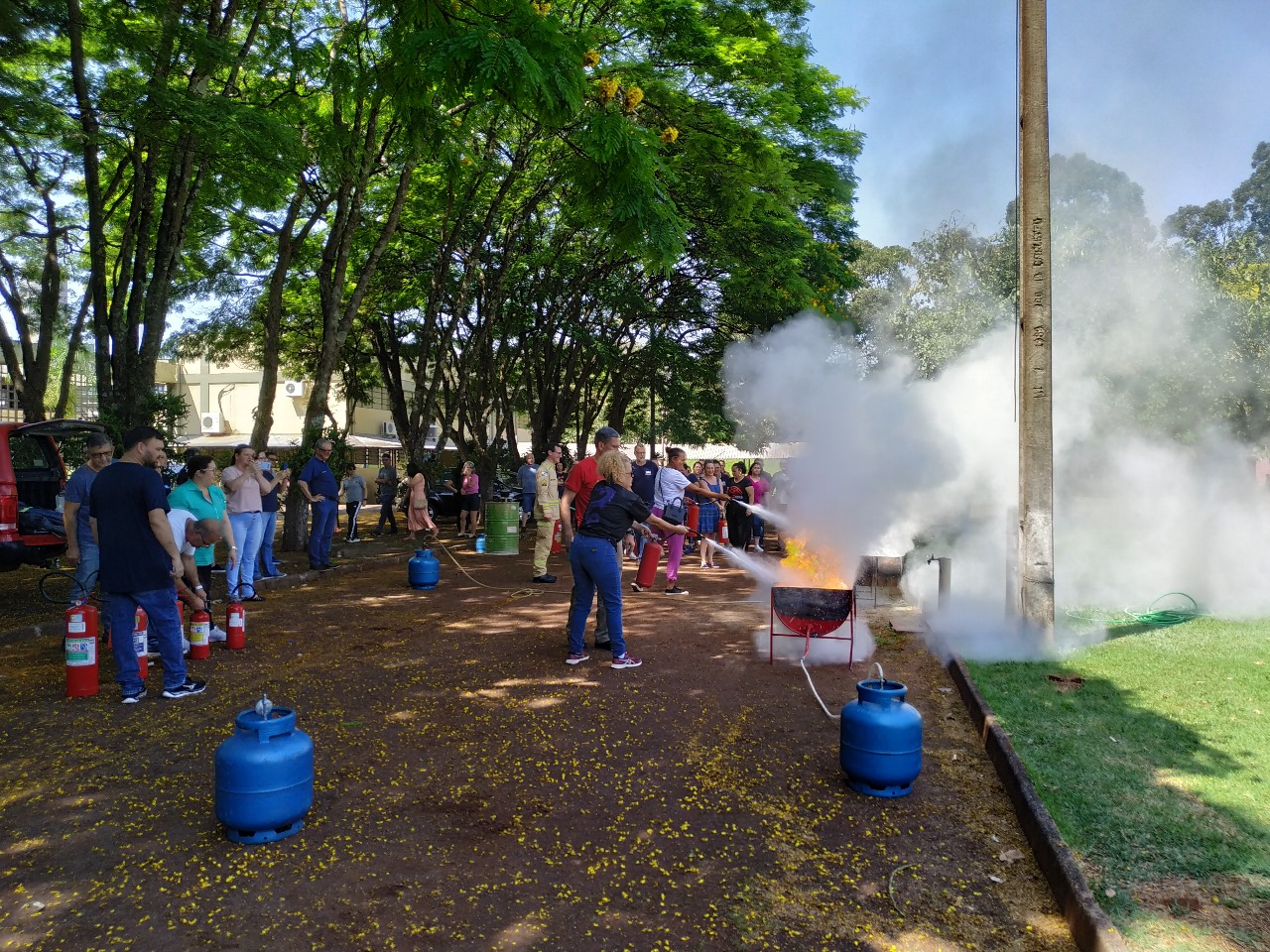 Os participantes aprendem a identificar riscos, utilizar equipamentos de combate a incêndio, realizar primeiros socorros e conduzir evacuações seguras. Crédito: Corpo de Bombeiros de Toledo