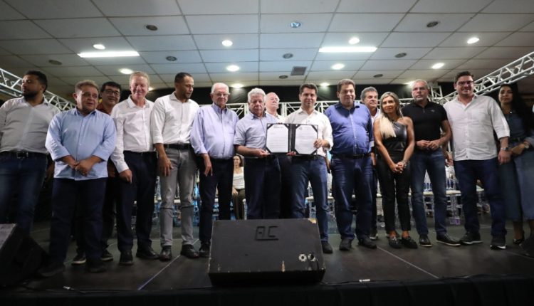 Os deputados estaduais receberam diversas demandas durante a 19ª sessão especial da Assembleia Itinerante, realizada em Umuarama nesta sexta-feira (14). Créditos: Valdir Amaral/Alep