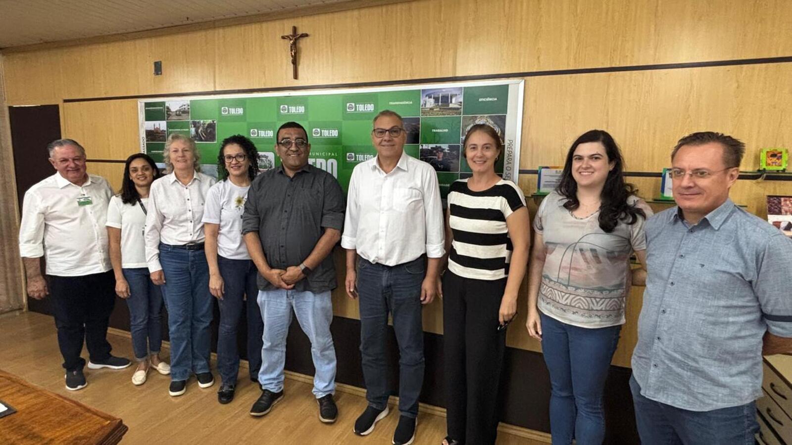 Integrantes da Associação ao Grupo de Apoio à Adoção de Toledo (AGAAT) se reuniram com o prefeito Mario Costenaro para definir ações de apoio (Crédito: Márcio Pimentel)