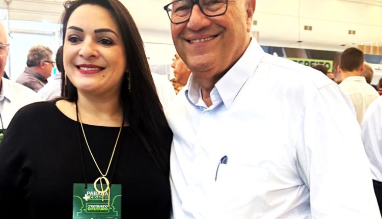 O deputado Luiz Claudio Romanelli (PSD) ao lado da prefeita de Carambeí, Elisângela Pedroso (PL). Créditos: Divulgação/Assessoria Parlamentar