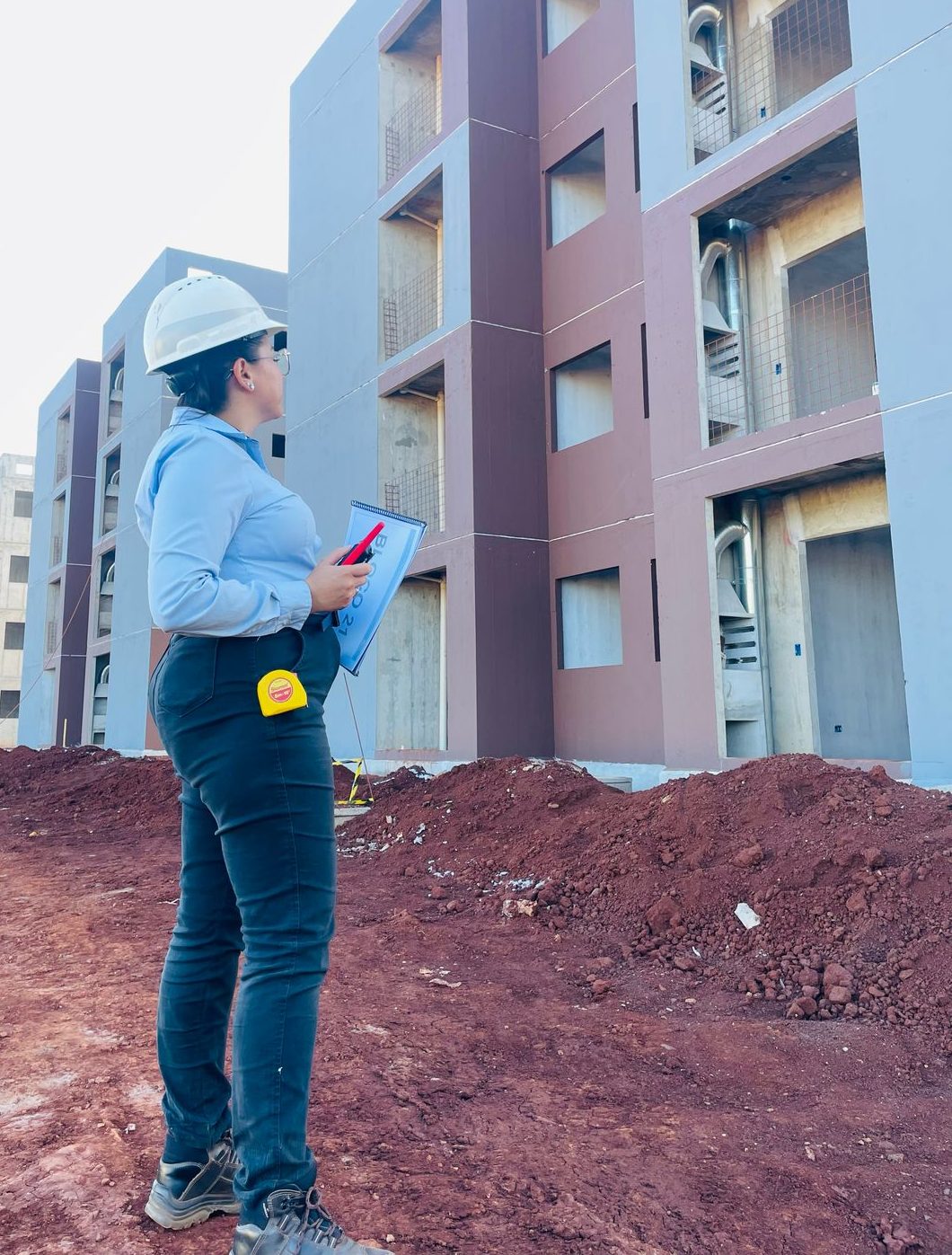 Legenda: A engenheira civil atua em um grande empreendimento em Toledo. Crédito: Arquivo pessoal