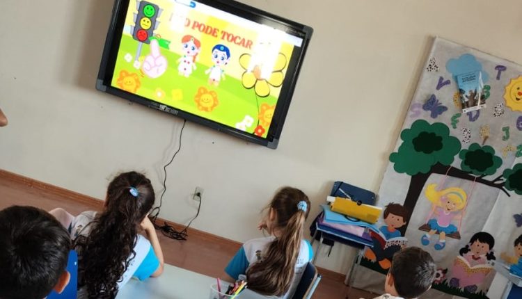A Casa de Maria, em parceria com o Rotary Integração, com subsídio do Rotary Internacional, entregam oito lousas digitais