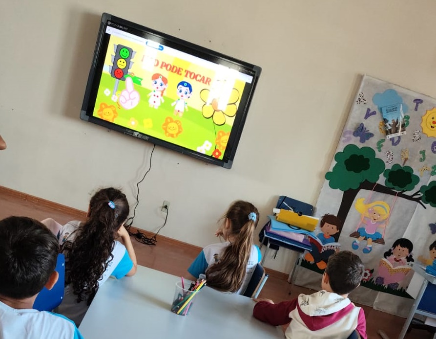 A Casa de Maria, em parceria com o Rotary Integração, com subsídio do Rotary Internacional, entregam oito lousas digitais