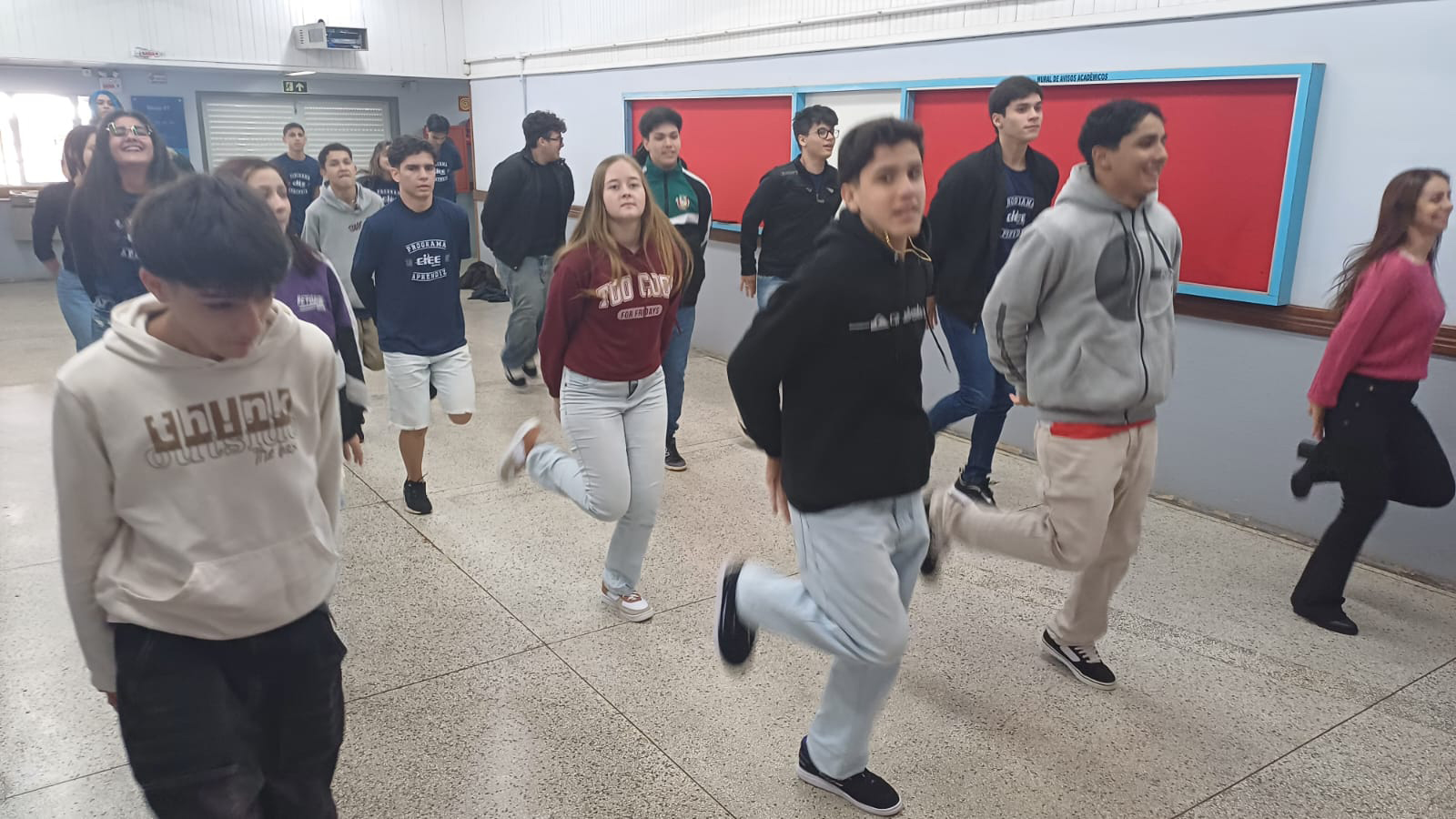 Os aprendizes do CIEE participaram do Dia do Desafio com o acompanhamento do goleiro do Toledo, Vinícius Pontillo. Crédito: Marcelo Rocha