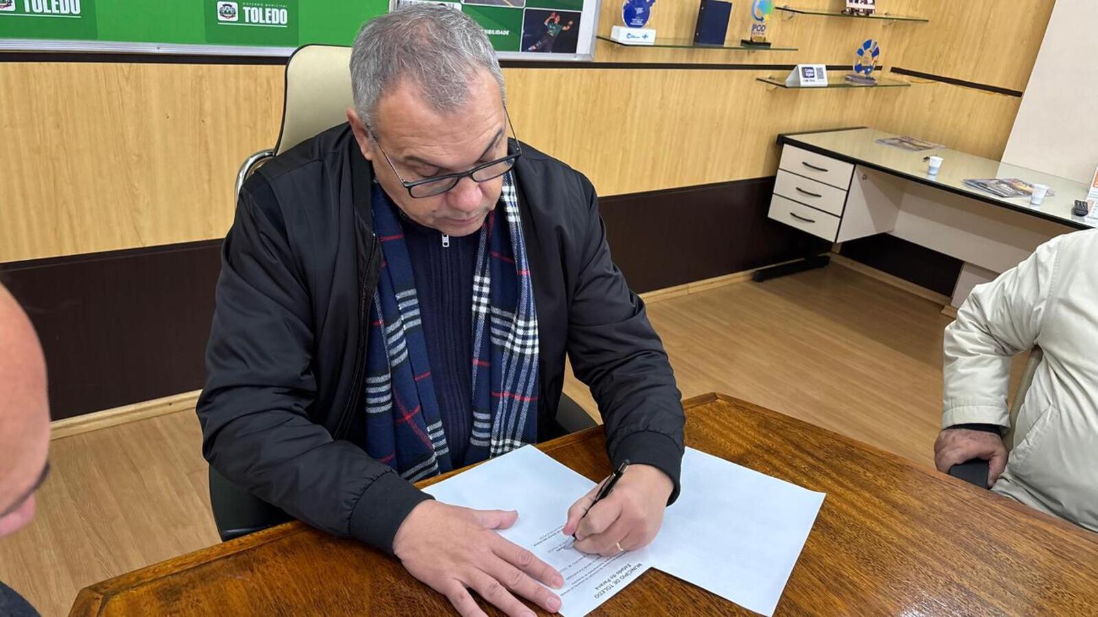 Textos incluem o “Cartão Material Escolar”, “Programa Laços de Afeto”, pessoas com deficiência, entre outros Crédito: Wanderson Schumacher/Prefeitura de Toledo