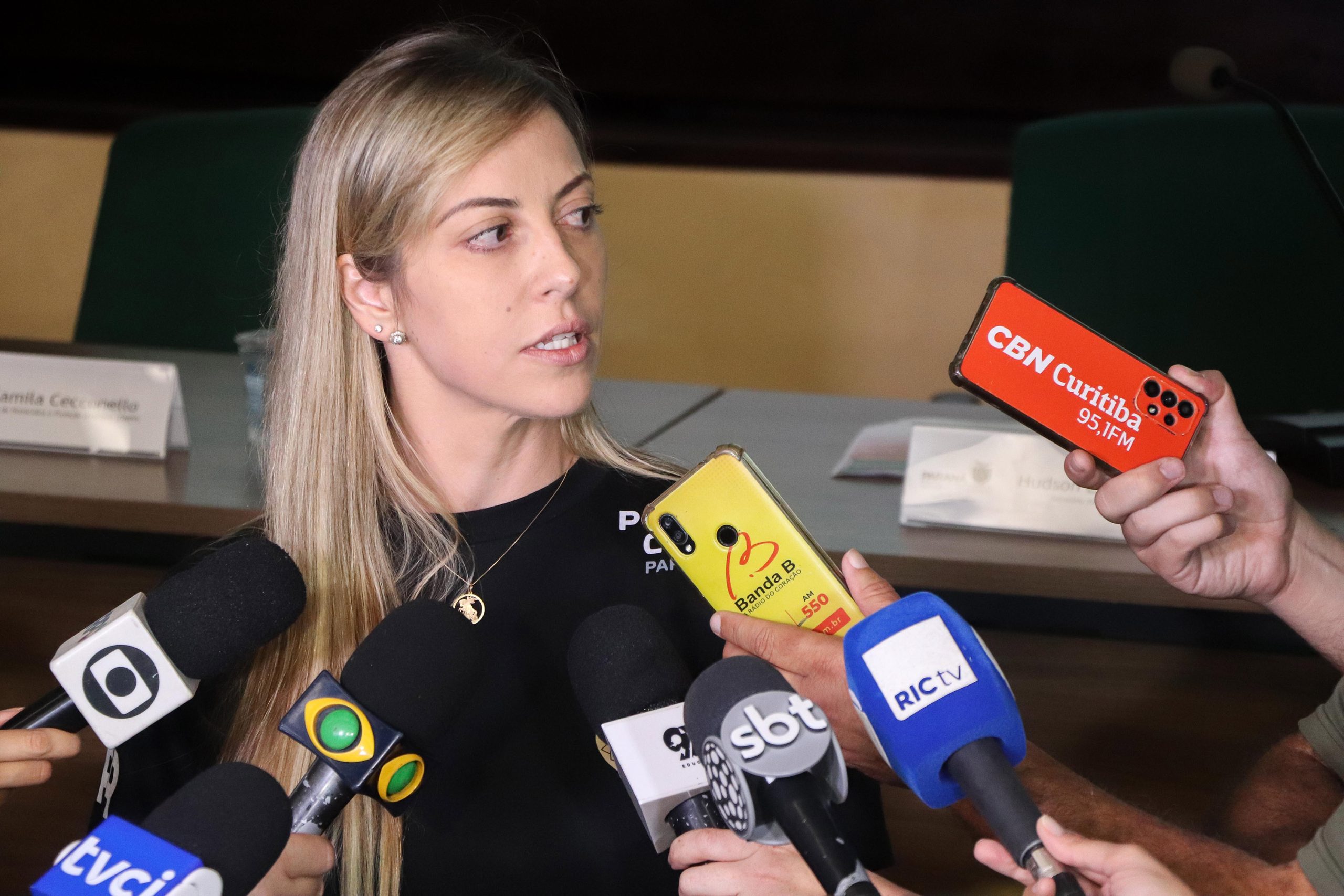 O secretário de segurança, Cel. Hudson Leôncio Teixeira acompanhado pelo comandante geral da pm Cel. Jefferson Silva e pela chefe da divisão de homicídios e proteção a pessoa, delegada Camila Ceconello em coletiva com a imprensa sobre o bom desempenho do Paraná na segurança pública. Curitiba, 07/02/2024 Foto: Ricardo Almeida/SESP Crédito: Ricardo Almeida/SESP-PR