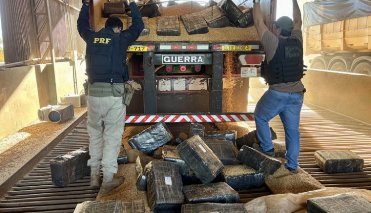Droga estava escondida sob cargas de soja transportadas por dois veículos com placas paraguaias Crédito: PRF