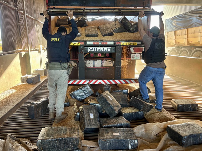 Droga estava escondida sob cargas de soja transportadas por dois veículos com placas paraguaias Crédito: PRF