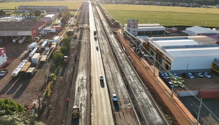 Trecho da PR-317 está com sistema de drenagem e terraplenagem quase prontos. Em breve tráfego será desviado para as marginais para substituição do pavimento na pista central.