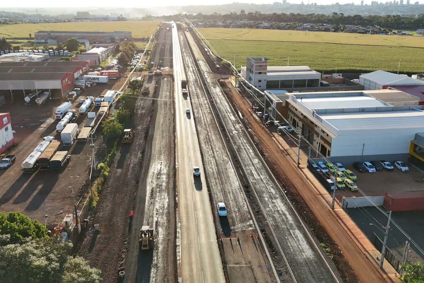 Trecho da PR-317 está com sistema de drenagem e terraplenagem quase prontos. Em breve tráfego será desviado para as marginais para substituição do pavimento na pista central.