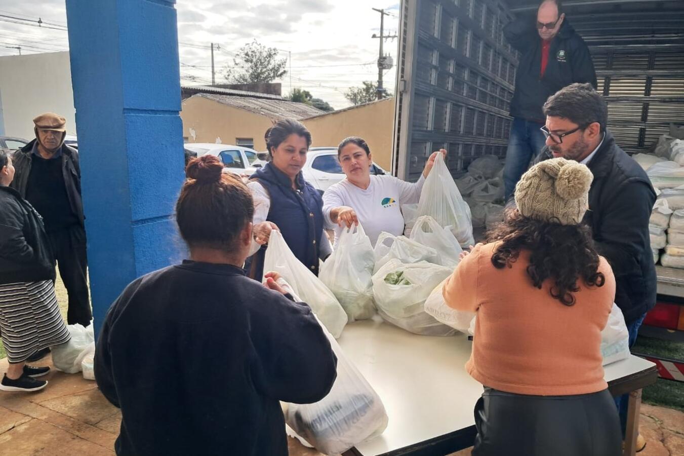 Na primeira ação, foram contempladas 274 famílias com arroz, feijão, fubá, verduras, legumes, frutas e suco Crédito: Prefeitura de Toledo