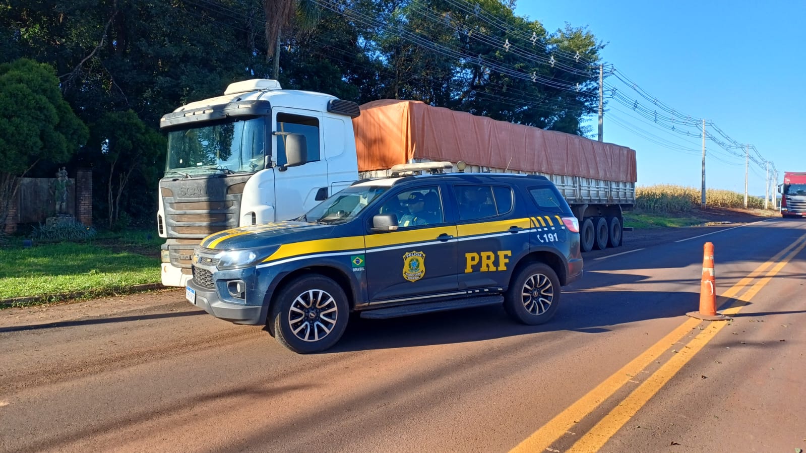 Cigarro foi localizado no interior de um veículo de carga; um homem foi preso Crédito: PRF