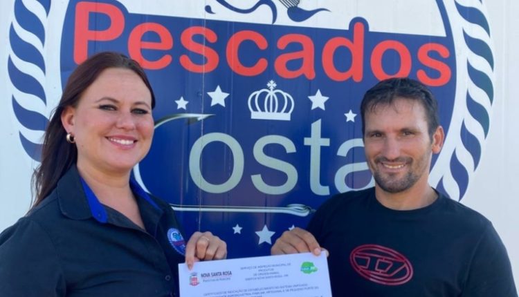 Os produtores Jenifer e Clécio da Costa, comemoram a certificação do Susaf. Crédito: Arquivo Pessoal/Sebrae