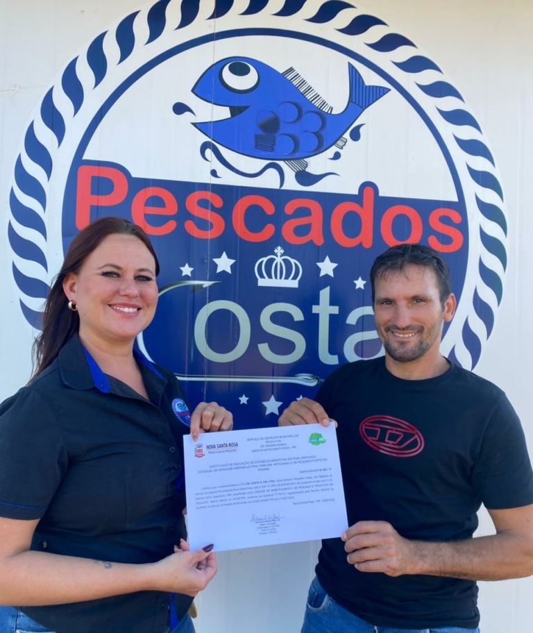 Os produtores Jenifer e Clécio da Costa, comemoram a certificação do Susaf. Crédito: Arquivo Pessoal/Sebrae