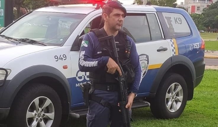 Além de adestrar cães domésticos, o guarda municipal Edvaldo Eberhardt também é responsável pelo treinamento dos cães da Guarda Municipal Créditos: Arquivo pessoal