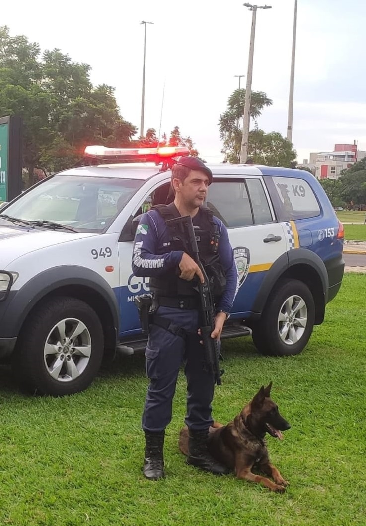 Além de adestrar cães domésticos, o guarda municipal Edvaldo Eberhardt também é responsável pelo treinamento dos cães da Guarda Municipal Créditos: Arquivo pessoal