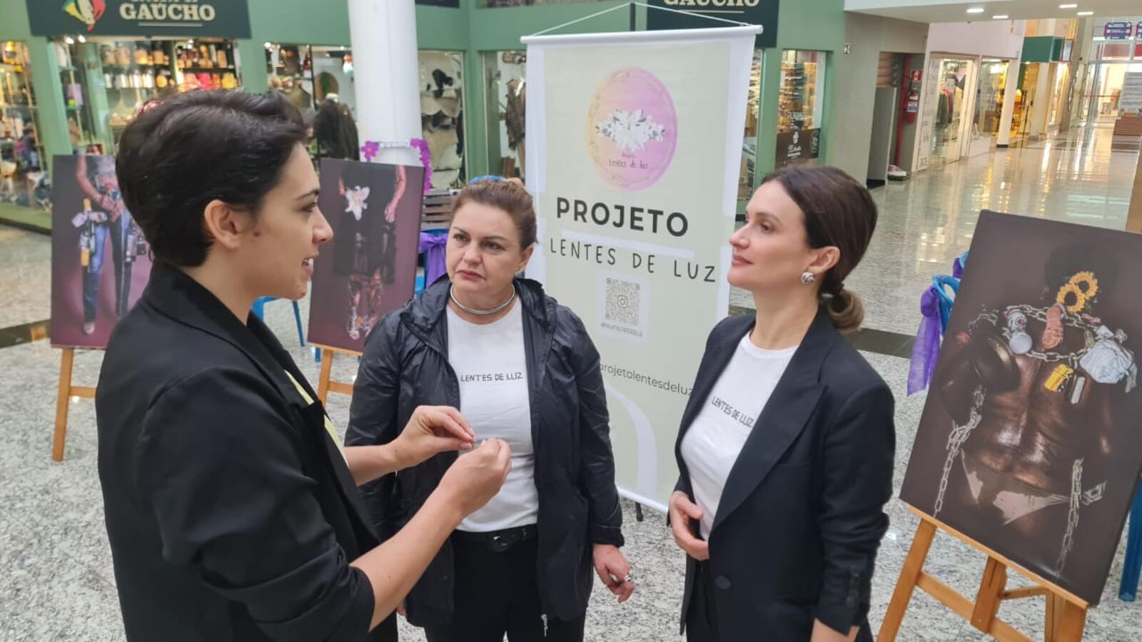 A mostra fotográfica ocupou o espaço central do Shopping Panambi, em Toledo, e promoveu um importante debate sobre as violências invisíveis Crédito: Prefeitura de Toledo