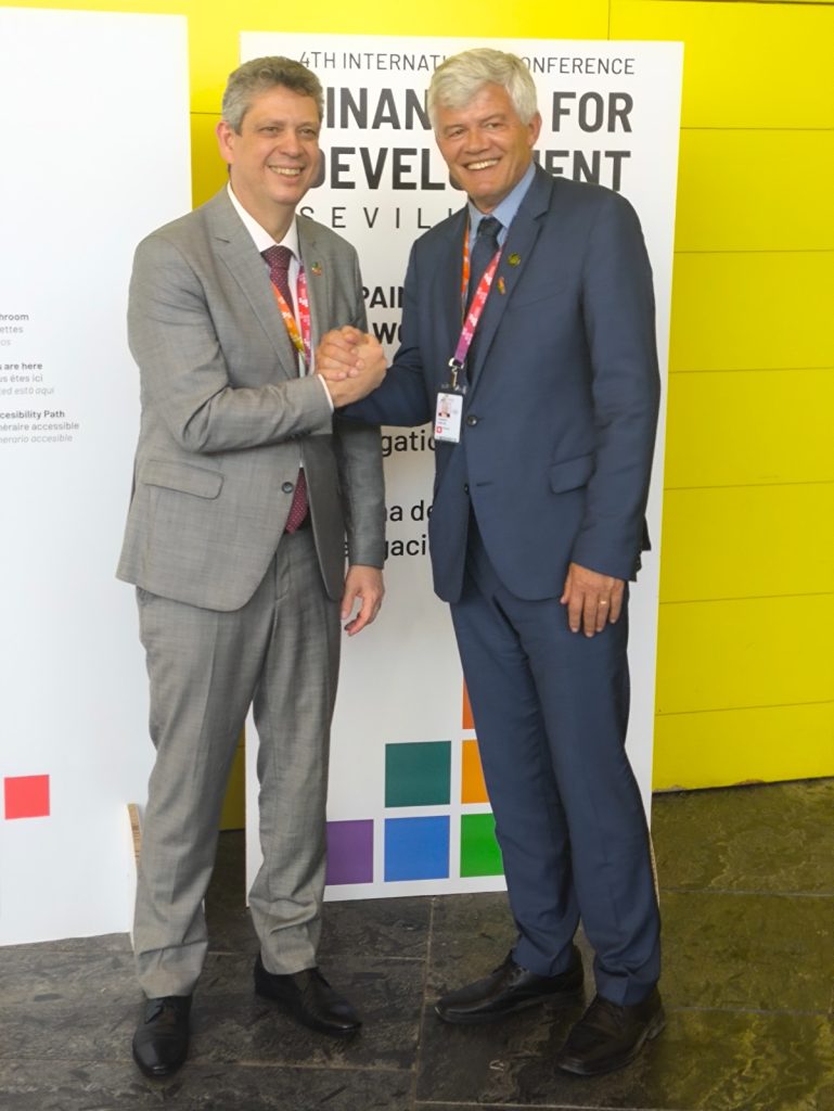 Márcio Macedo, da Secretaria-Geral da Presidência, e Carlos Carboni, diretor de Coordenação da Itaipu. Crédito: Romeu de Bruns/Itaipu Binacional.