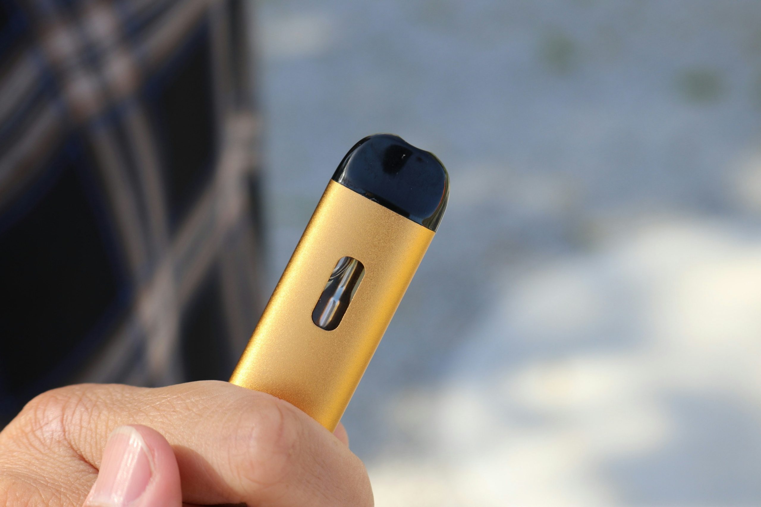 Cigarros eletrônicos são consumidos por jovens e apresentam sérios riscos para a saúde.