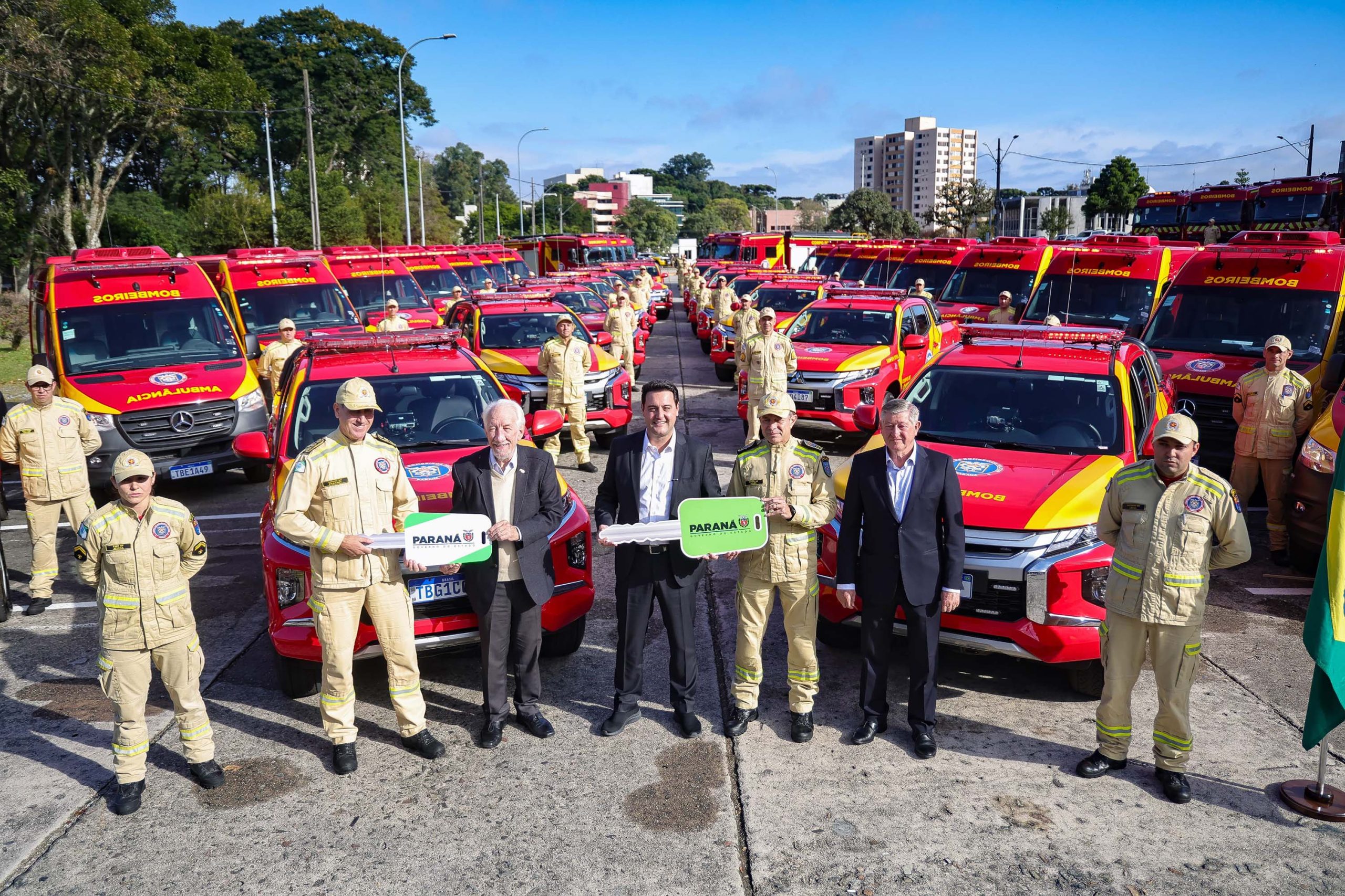 Governo do Paraná realiza entrega de equipamentos, ambulâncias, sonar e botas para o corpo de bombeiros