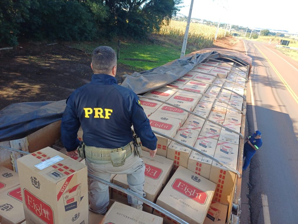 Cigarro foi localizado no interior de um veículo de carga; um homem foi preso Crédito: PRF