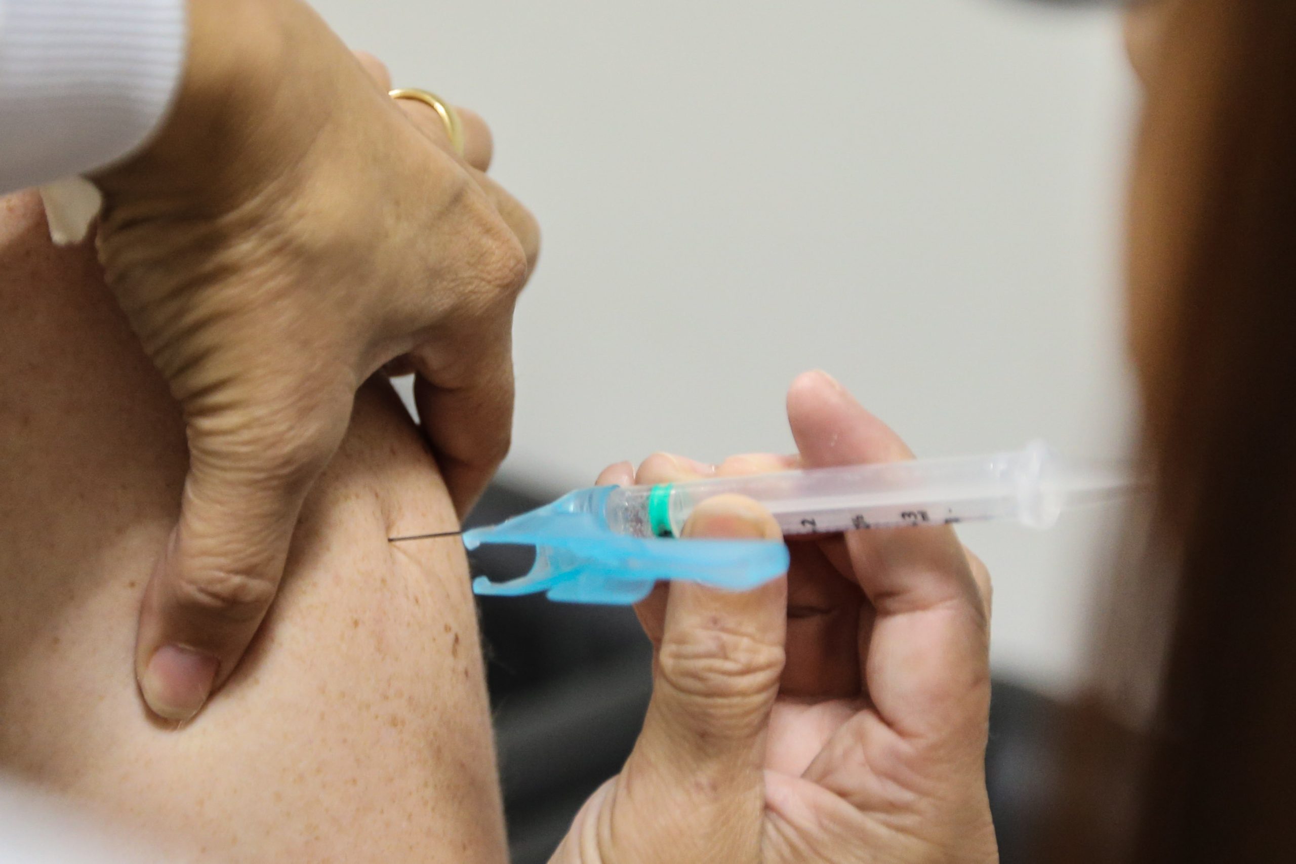 Paraná aplicou 3 milhões de vacinas contra a gripe; cobertura no grupo prioritário é de 48,06% Crédito: Geraldo Bubniak/AEN