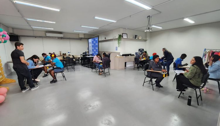 Atendimentos gratuitos orientam estrangeiros sobre documentação e garantem acesso a direitos como emprego formal e cidadania Crédito: Divulgação/PUC-PR